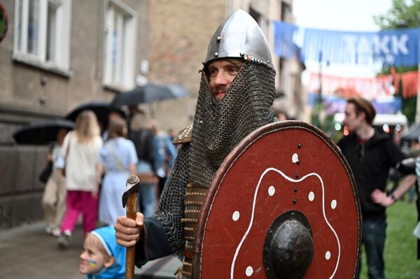 Гостей праздника встречал средневековый рыцарь. - Sputnik Литва
