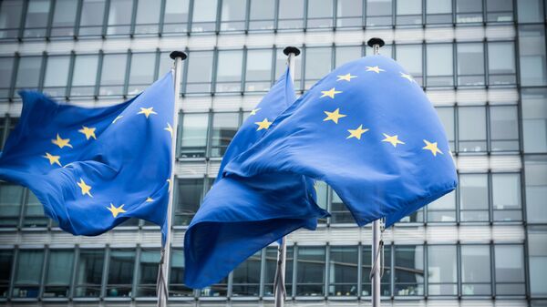 Флаги ЕС перед штаб-квартирой Европейской комиссии в Брюсселе - Sputnik Литва