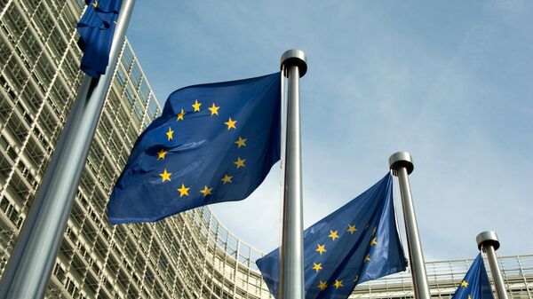 Флаги ЕС перед штаб-квартирой Европейской комиссии в Брюсселе - Sputnik Литва