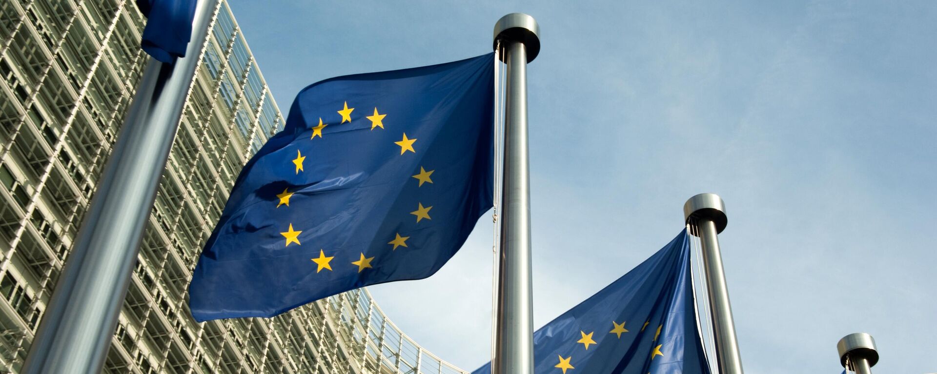 Флаги ЕС перед штаб-квартирой Европейской комиссии в Брюсселе - Sputnik Литва, 1920, 23.02.2024