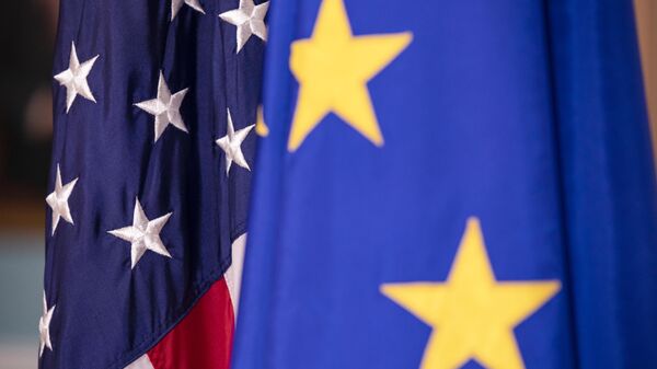 Флаги Соединенных Штатов Америки и Европейского союза - Sputnik Литва