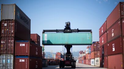 Погрузка контейнеров в морском торговом порту