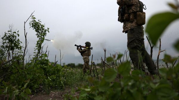 Украинские солдаты ведут огонь из гранатомета - Sputnik Литва