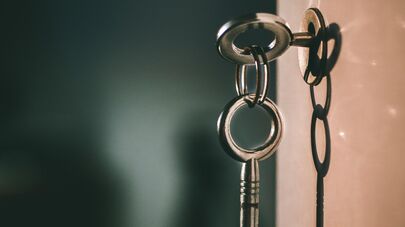 Ключ в замке входной двери, архивное фото