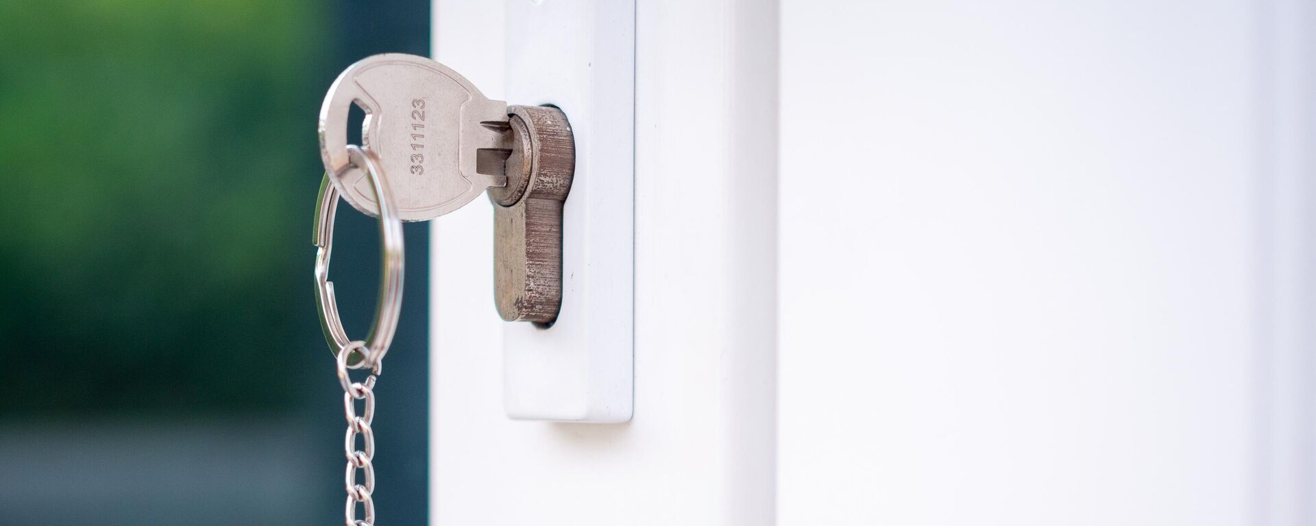 Ключ в замке входной двери, архивное фото - Sputnik Литва, 1920, 04.10.2025