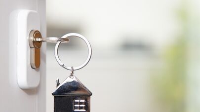 Ключ в замке входной двери, архивное фото