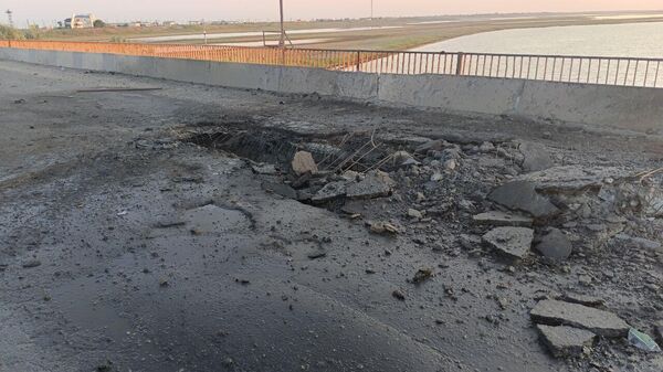 Повреждение моста на административной границе между Херсонской областью и Крымом после обстрела со стороны ВСУ - Sputnik Литва