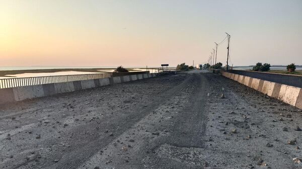 Повреждения моста на административной границе между Херсонской областью и Крымом после обстрела со стороны ВСУ - Sputnik Литва