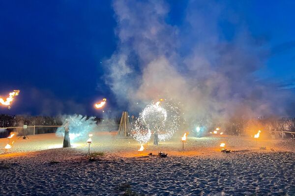 На фото: фрагменты огненной феерии на берегу моря рядом с устьем реки Швянтойи. - Sputnik Литва