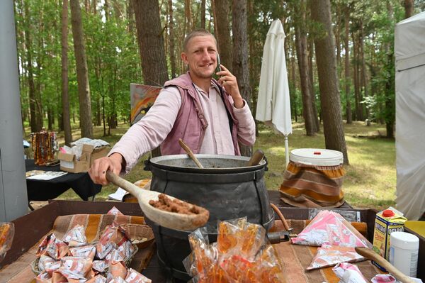 Местные умельцы на ярмарке предлагали сладости, сыры и другую продукцию собственного производства, а также разливали самодельное пиво. - Sputnik Литва