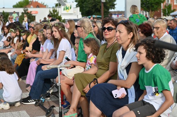 На фото: зрители на концерте в честь празднования Йонинес. - Sputnik Литва