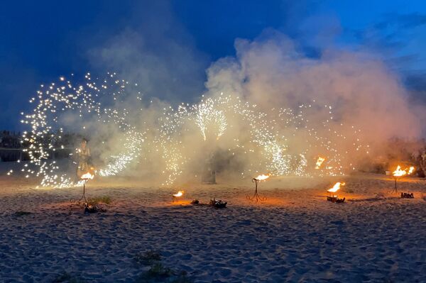 Организаторы праздника устроили настоящее представление с огненным шоу, танцами и зажиганием большого костра. - Sputnik Литва