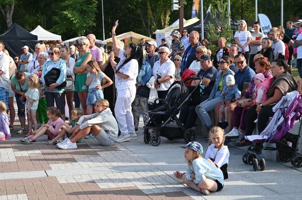 Концерт привлек много зрителей — от детей до пожилых людей. - Sputnik Литва