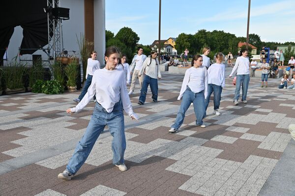 На фото: момент праздничного концерта на Йонинес в Швянтойи. - Sputnik Литва