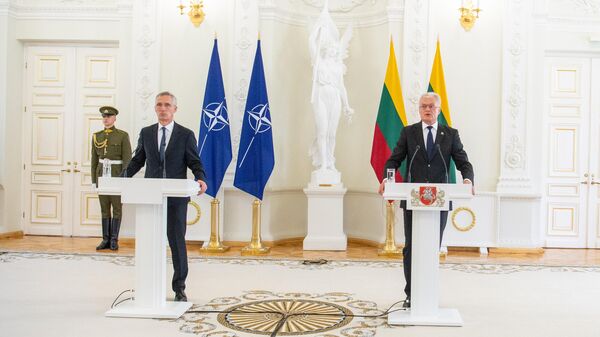 Генеральный секретарь НАТО Йенс Столтенберг и президент Литвы Гитанас Науседа в Вильнюсе - Sputnik Литва