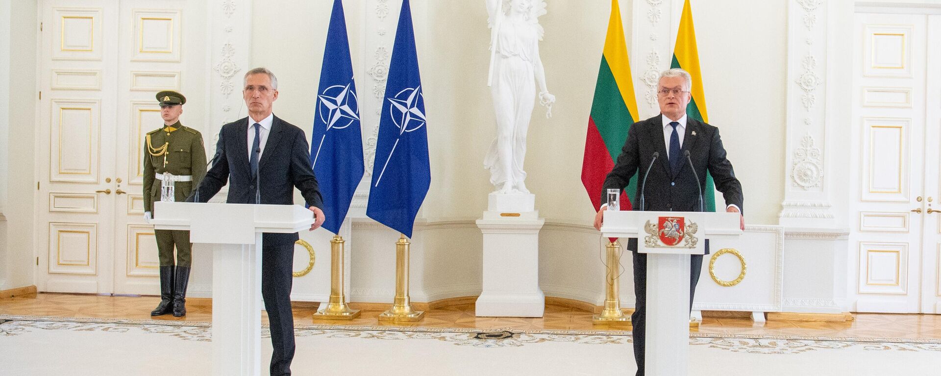 Генеральный секретарь НАТО Йенс Столтенберг и президент Литвы Гитанас Науседа в Вильнюсе - Sputnik Литва, 1920, 26.06.2023
