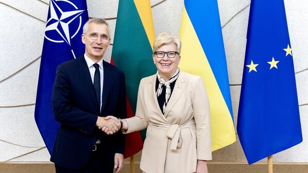 Генеральный секретарь НАТО Йенс Столтенберг и премьер-министр Литвы Ингрида Шимоните в Вильнюсе - Sputnik Литва