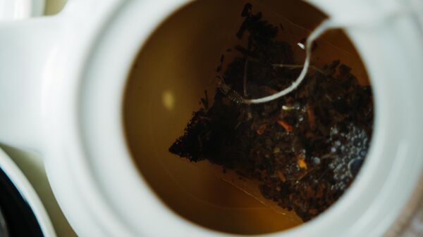 Пакетик чая в чайнике, архивное фото - Sputnik Литва