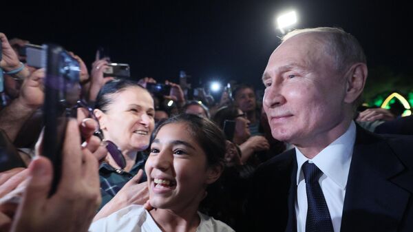 Жители Дербента встречают Владимира Путина - Sputnik Литва
