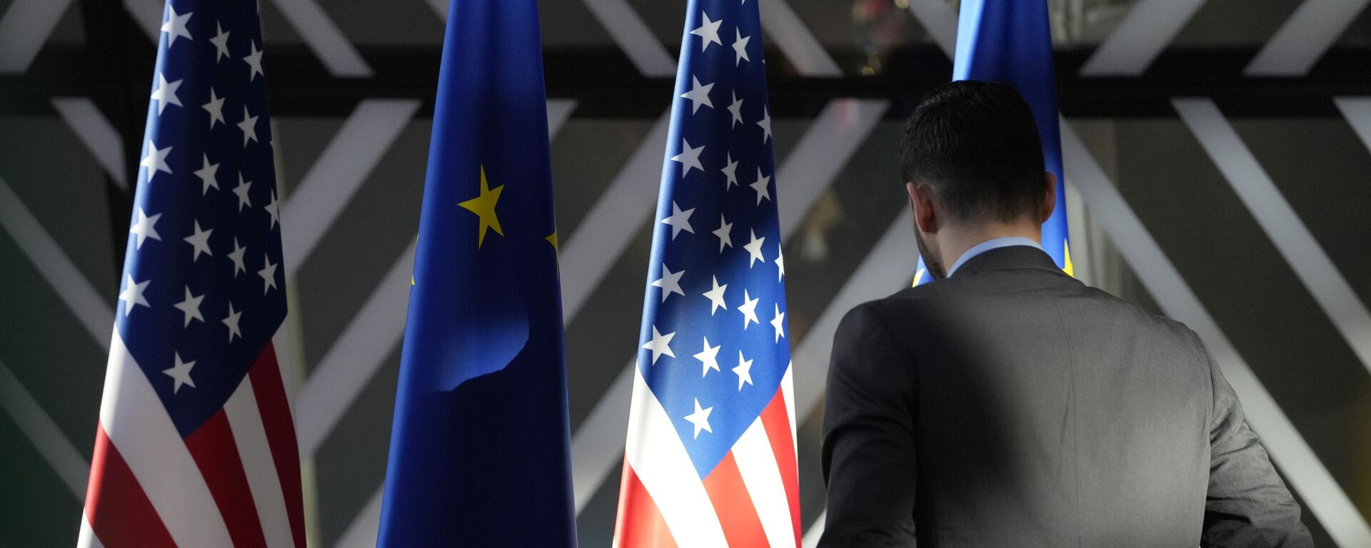 Сотрудник поправляет флаги США и ЕС в здании Европейского совета в Брюсселе, архивное фото - Sputnik Литва, 1920, 29.06.2023