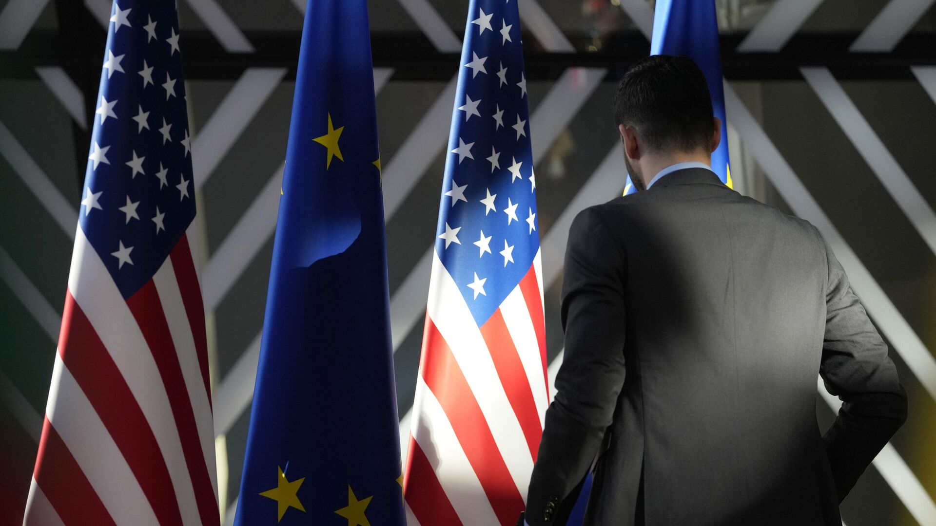 Сотрудник поправляет флаги США и ЕС в здании Европейского совета в Брюсселе, архивное фото - Sputnik Литва, 1920, 29.06.2023