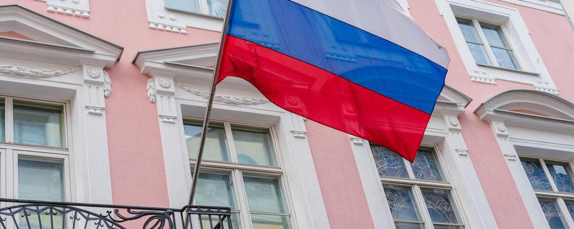 Флаг РФ на здании посольства России в Эстонии, архивное фото - Sputnik Литва, 1920, 17.05.2024
