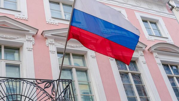 Флаг РФ на здании посольства России в Эстонии, архивное фото - Sputnik Литва