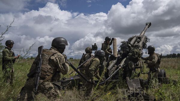 Украинские военнослужащие стреляют из американской гаубицы M777, архивное фото - Sputnik Литва