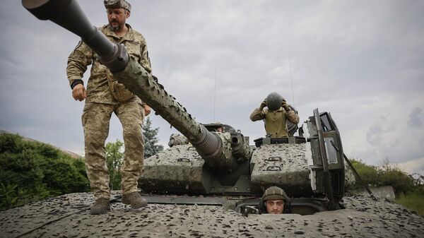 Украинские солдаты на шведской боевой машине пехоты CV90, архивное фото - Sputnik Литва