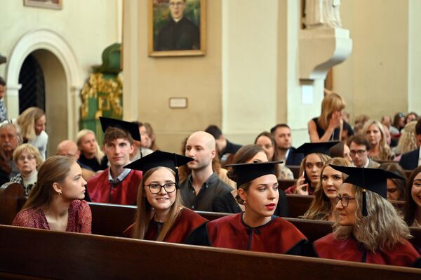 Многие бакалавры и магистры пришли на вручение дипломов целыми семьями. - Sputnik Литва