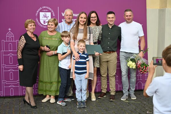 На фото: выпускница университета фотографируется вместе со своими родственниками. - Sputnik Литва