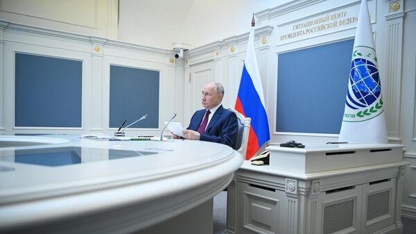 Президент РФ Владимир Путин на заседании Совета глав государств – членов ШОС - Sputnik Литва