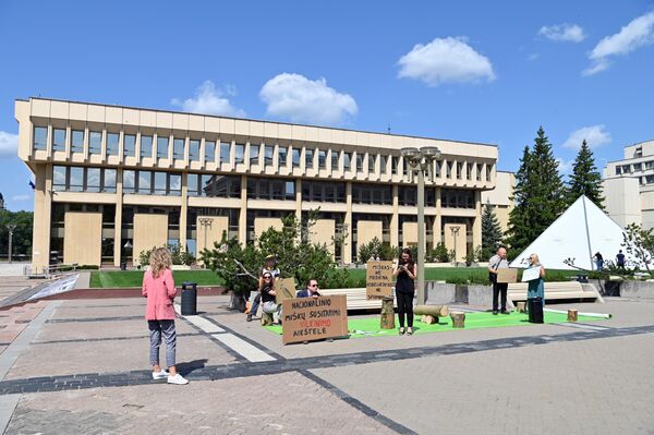 У здания Сейма прошла акция протеста — представителей парламентских партий призвали больше не откладывать подписание Национального соглашения по охране лесов. - Sputnik Литва