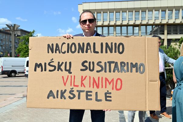 Надпись на плакате: &quot;Площадь затягивания Национального соглашения по охране лесов&quot;. - Sputnik Литва