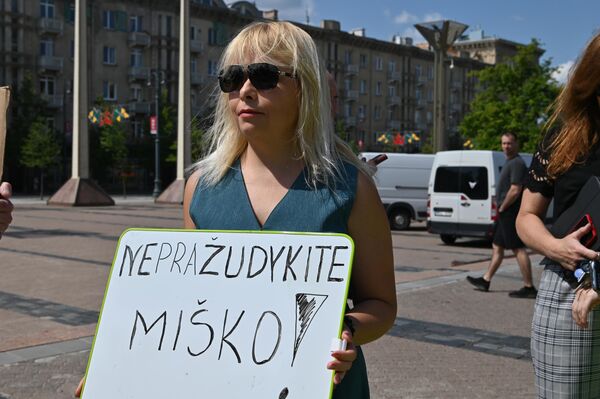 Надпись на плакате: &quot;Давайте не будем убивать лес&quot;. - Sputnik Литва