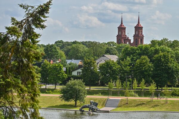Город расположен по обе стороны от реки Невежис. На правом берегу расположен Старый город, а на левом — новая часть, нынешний центр. - Sputnik Литва