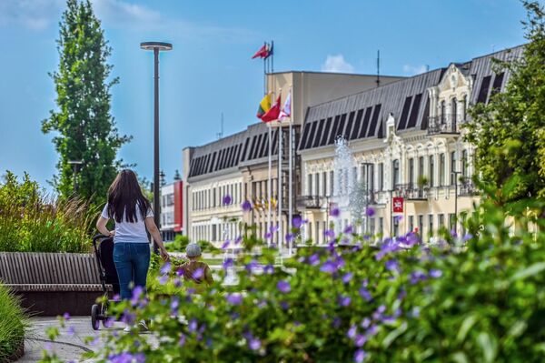 Летом одним из самых притягательных мест является площадь Лайсвес (Свободы) в центре города — она украшена цветами, здесь бьет фонтан, а по выходным тут проходят различные мероприятия. - Sputnik Литва