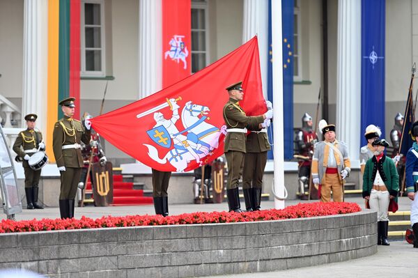 На фото: церемония поднятия флагов Литвы в честь празднования Дня государственности.  - Sputnik Литва