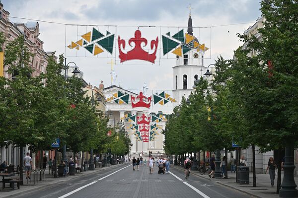На фото: украшенная улица Вильнюса в честь Дня коронации Миндаугаса.  - Sputnik Литва