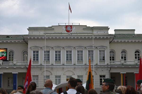 Официальная часть поднятия флагов прошла на площади имени Симонаса Даукантаса напротив президентского дворца в Вильнюсе. - Sputnik Литва