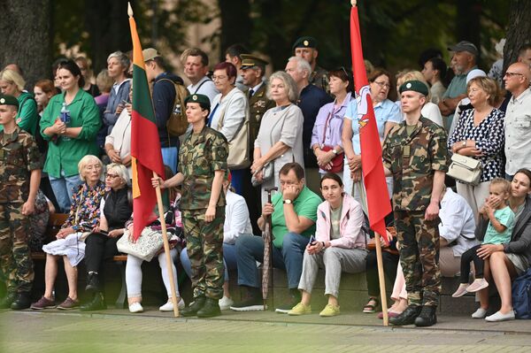 На мероприятии собрались и жители Литвы, чтобы посмотреть на церемонию поднятия флага и выступления военных. - Sputnik Литва