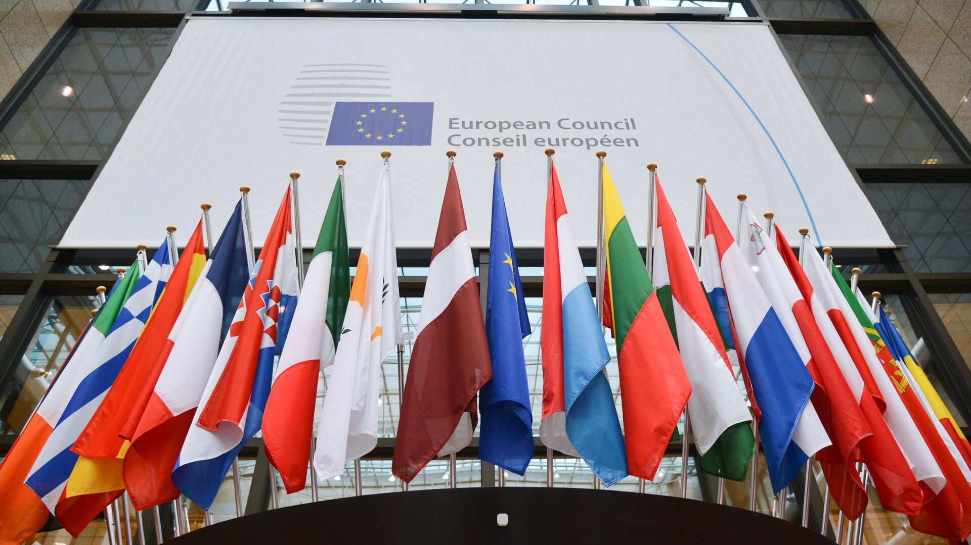 Флаги стран-участниц саммита ЕС в Брюсселе - Sputnik Литва, 1920, 06.07.2023