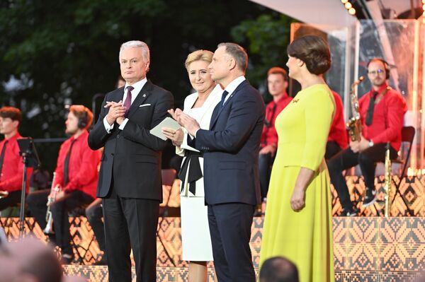 В мероприятии также участвовал президент Польши Анджей Дуда с супругой Агатой и первая леди Литвы Диана Науседене. - Sputnik Литва
