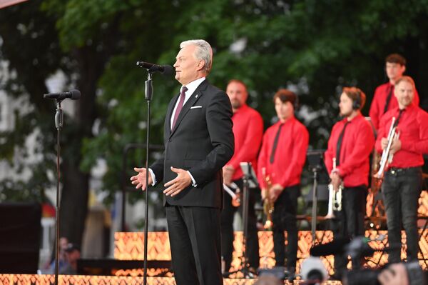 Президент Литвы Гитанас Науседа исполнил гимн республики вместе с жителями Вильнюса. - Sputnik Литва