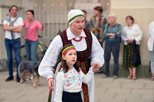 Многие участники нарядились в традиционные литовские костюмы. - Sputnik Литва