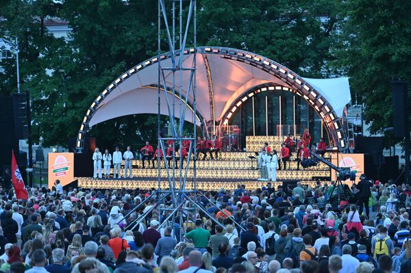 Вечером состоялось традиционное исполнение государственного гимна. - Sputnik Литва