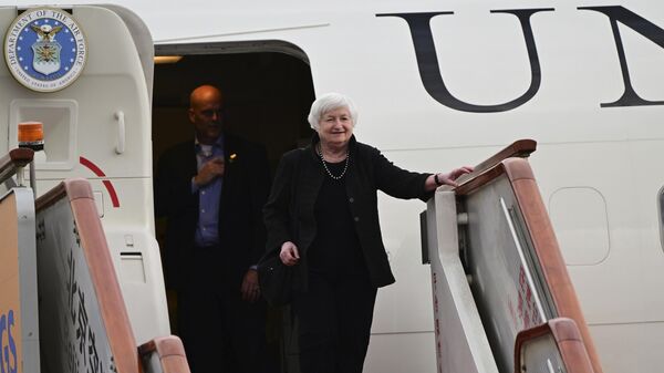 Министр финансов США Джанет Йеллен выходит из самолета в Пекине - Sputnik Литва