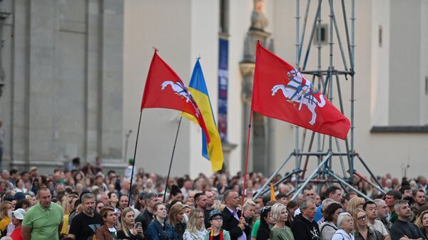 Жители Вильнюса исполнили государственный гимн Литвы - Sputnik Литва
