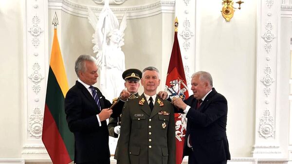 Президент Литвы Гитанас Науседа (слева), командующий Вооруженными силами Литвы генерал-лейтенант Вальдемарас Рупшис и министр обороны Литвы Арвидас Анушаускас - Sputnik Литва