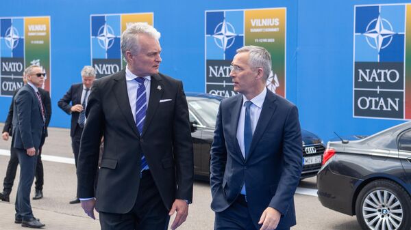 Генеральный секретарь НАТО Йенс Столтенберг (справа) и президент Литвы Гитанас Науседа накануне саммита НАТО в Вильнюсе - Sputnik Литва
